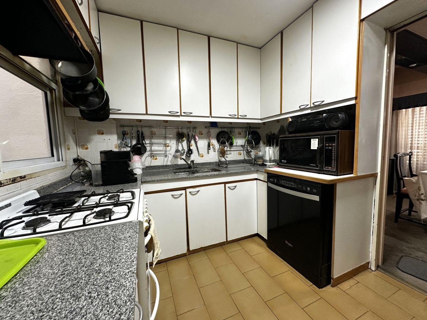DEPARTAMENTO 4 AMBIENTES CON DEPENDENCIA Y GUARDACOCHE EN ALMAGRO