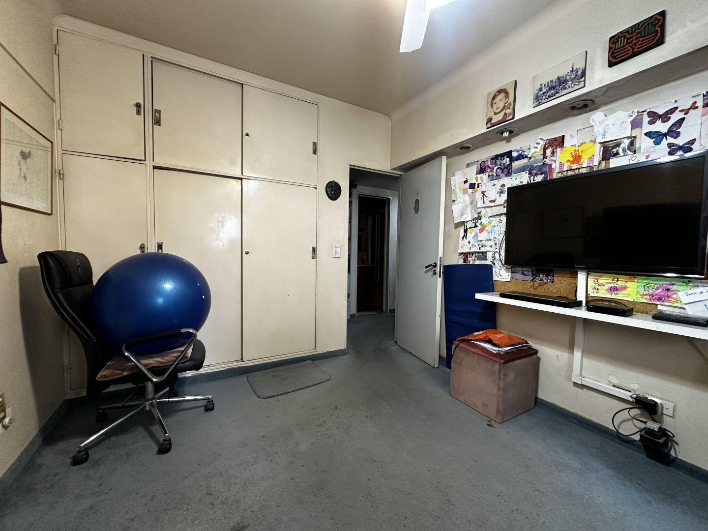 DEPARTAMENTO 4 AMBIENTES CON DEPENDENCIA Y GUARDACOCHE EN ALMAGRO