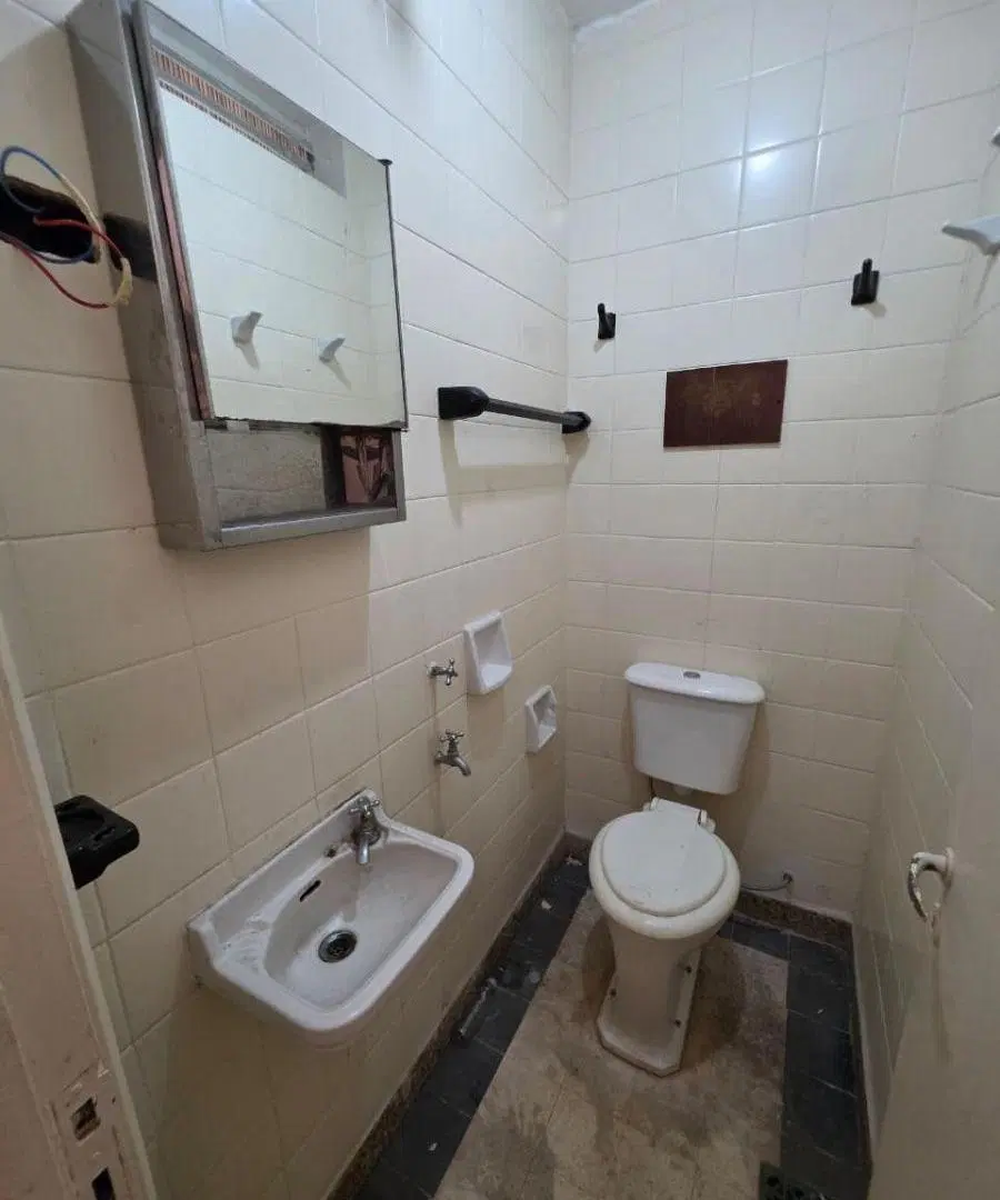 ALQUILER: LOCAL COMERCIAL CON VIDRIERA - H. YRIGOYEN 716 5