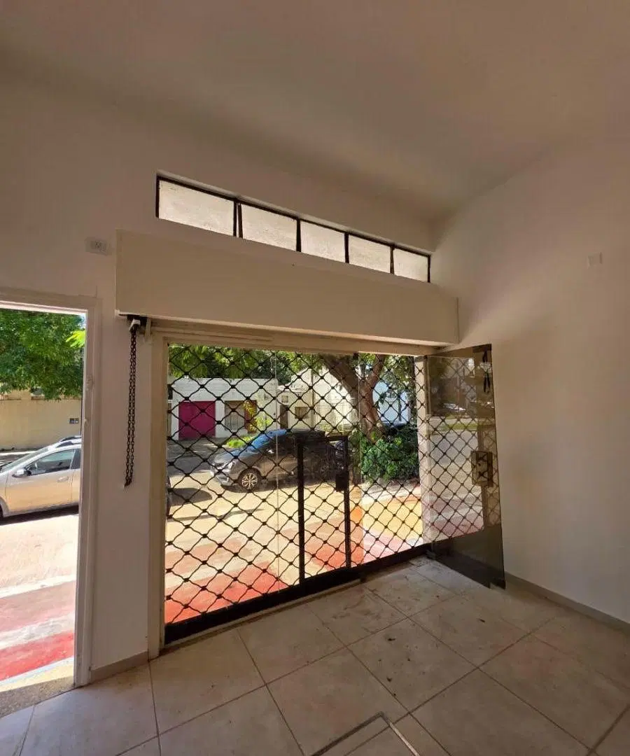 ALQUILER: LOCAL COMERCIAL CON VIDRIERA - H. YRIGOYEN 716 3