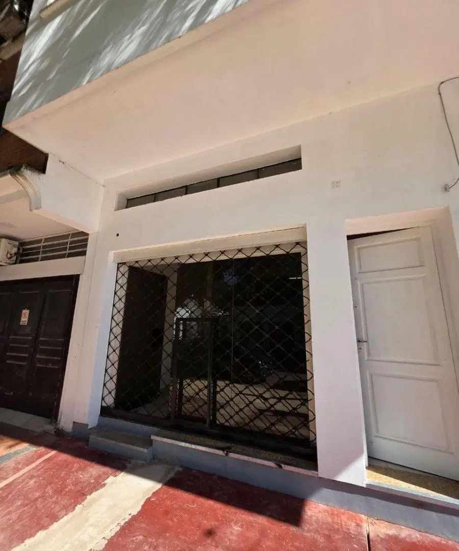 ALQUILER: LOCAL COMERCIAL CON VIDRIERA - H. YRIGOYEN 716 4