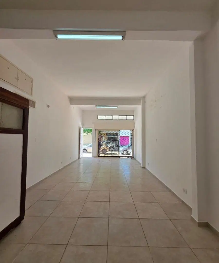 ALQUILER: LOCAL COMERCIAL CON VIDRIERA - H. YRIGOYEN 716 2