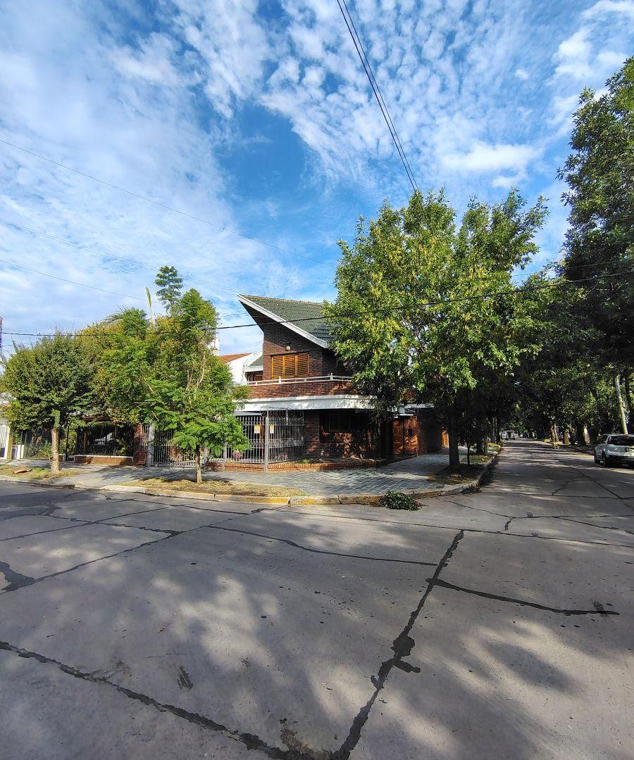 VENTA - Excelente Chalet de categoría - Monte Grande - Apto Credito
