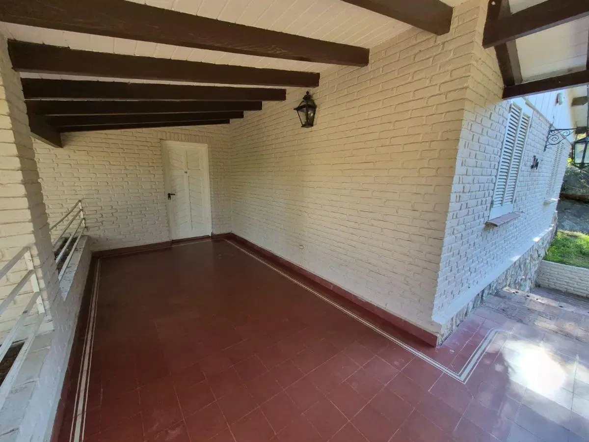 Casa en Venta con Pileta , amplio jardín- Villa del Lago - Carlos Paz 2