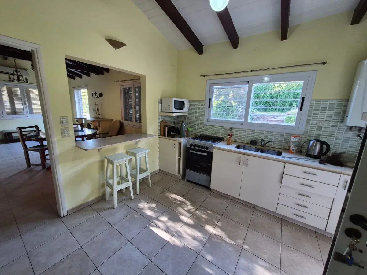 Casa en Venta con Pileta , amplio jardín- Villa del Lago - Carlos Paz 4
