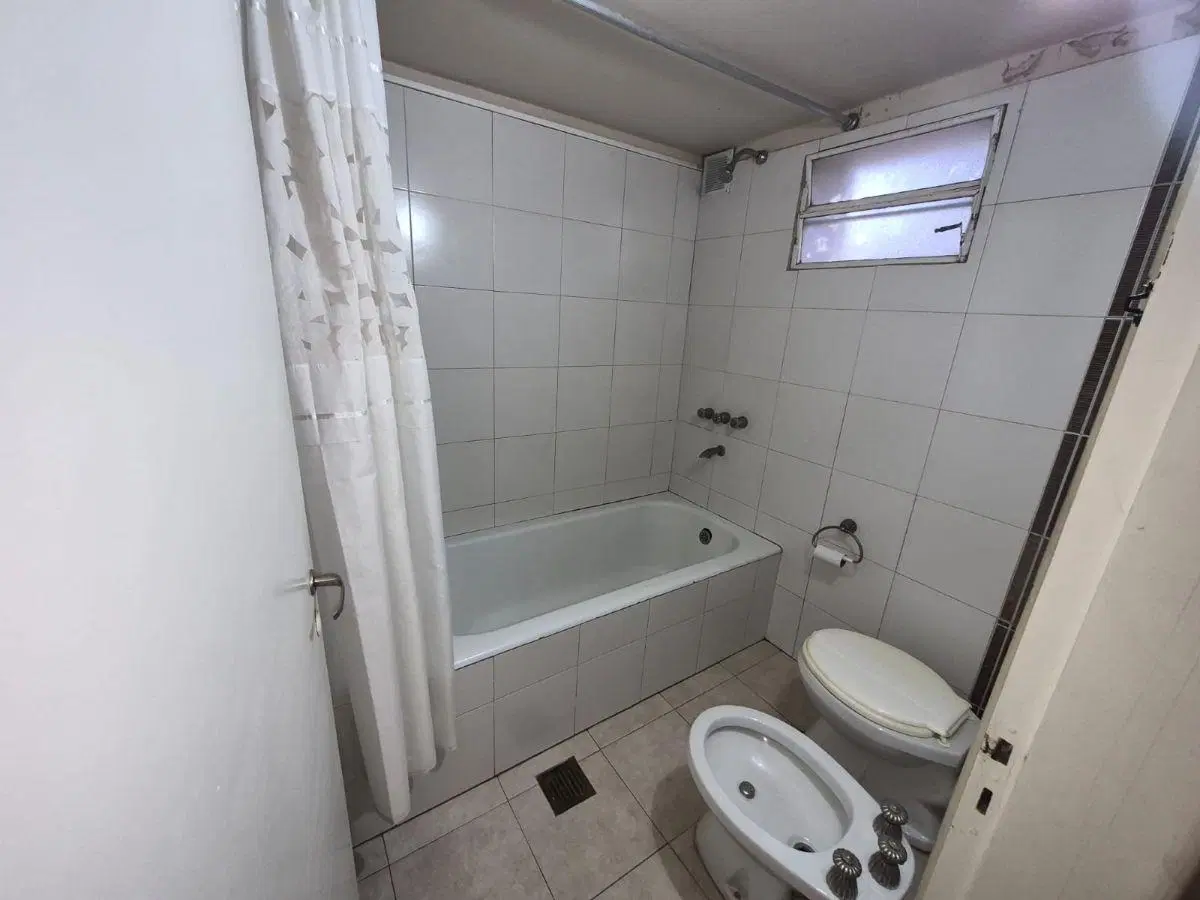 Casa en Venta con Pileta , amplio jardín- Villa del Lago - Carlos Paz 3