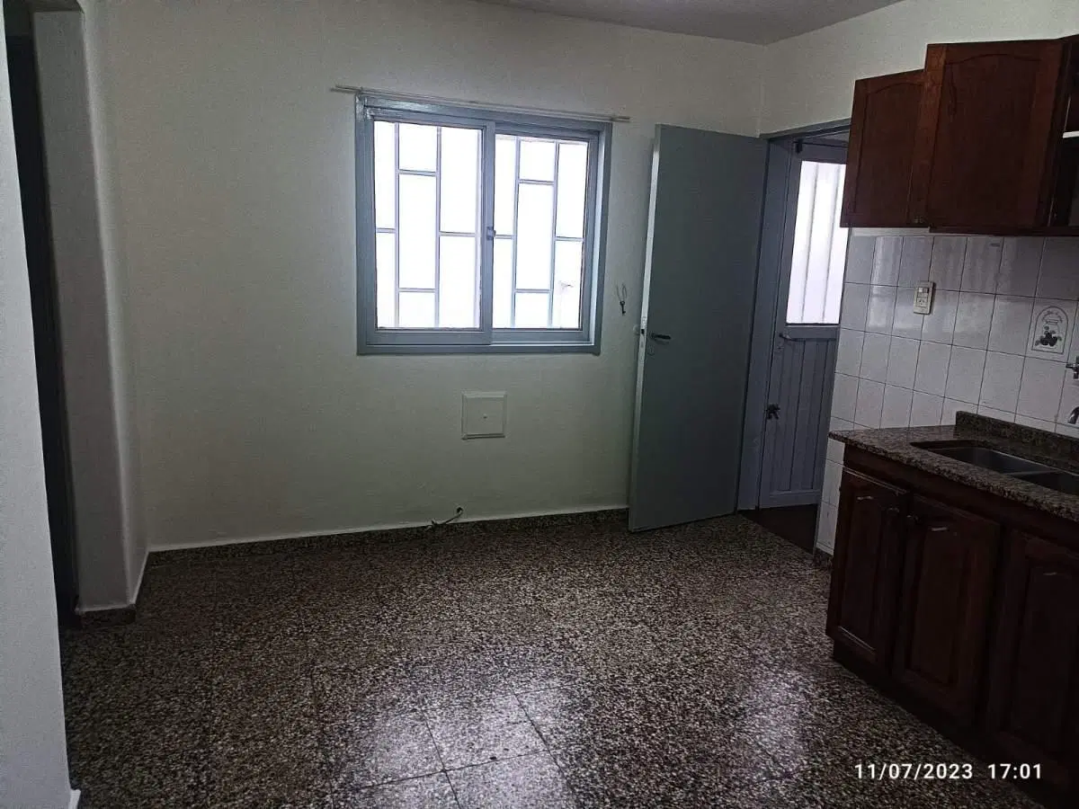 Se Alquila Casa de 2 Dormitorios , Garage y Patio. B San Martín 1
