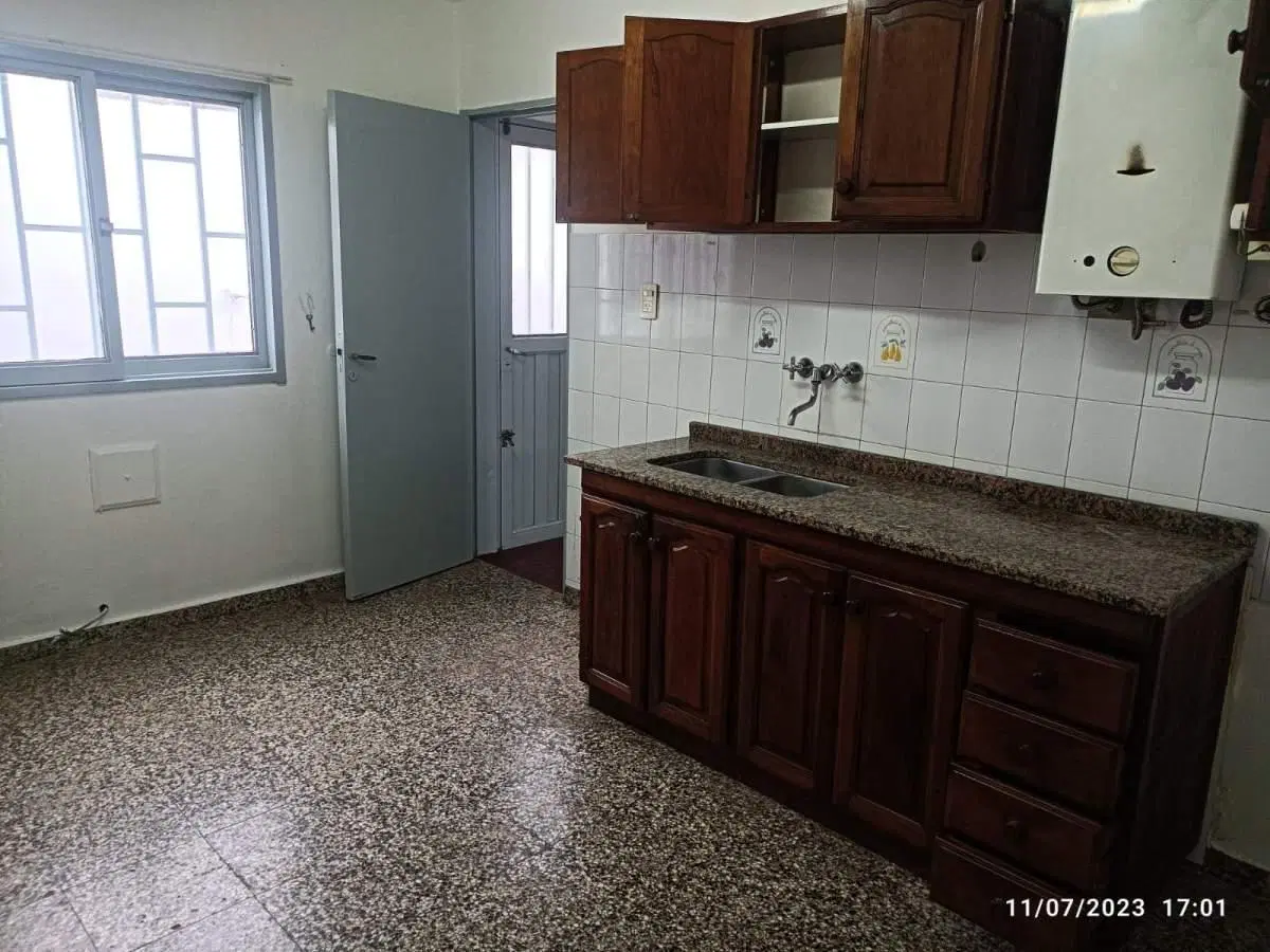 Se Alquila Casa de 2 Dormitorios , Garage y Patio. B San Martín 2