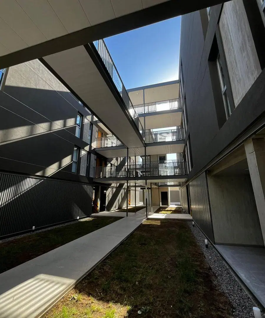 Departamento en 2 dormitorios, living comedor, cochera y amenities 3