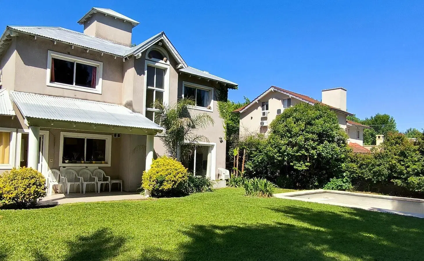OPORTUNIDAD! 4 amb. con dependencia, piscina, y amenities en el destacado Barrio Privado Bermudas. 4