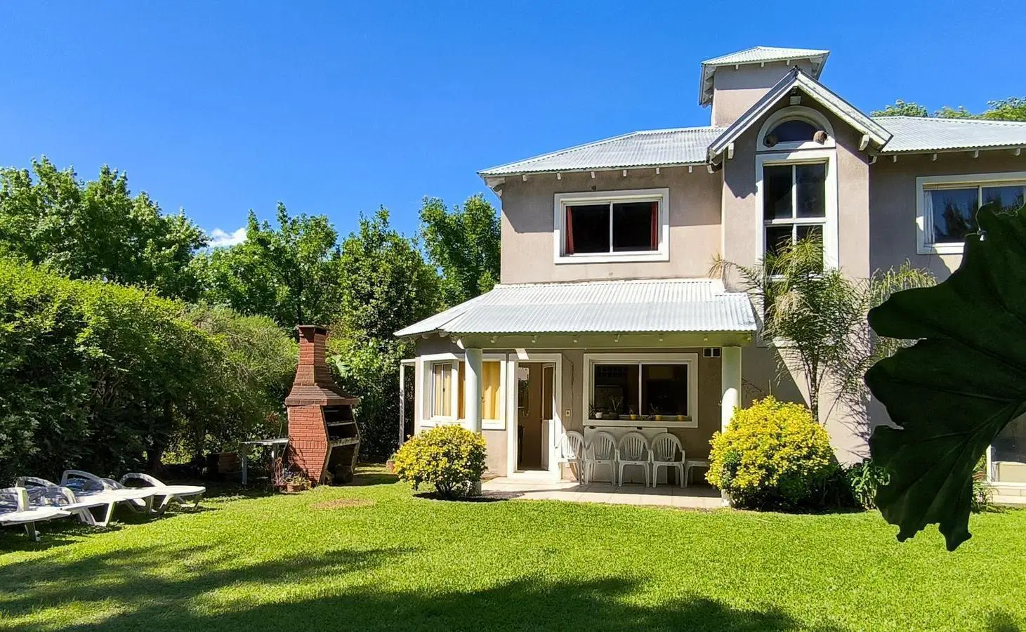 OPORTUNIDAD! 4 amb. con dependencia, piscina, y amenities en el destacado Barrio Privado Bermudas. 1