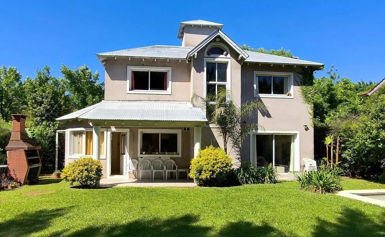OPORTUNIDAD! 4 amb. con dependencia, piscina, y amenities en el destacado Barrio Privado Bermudas. 2