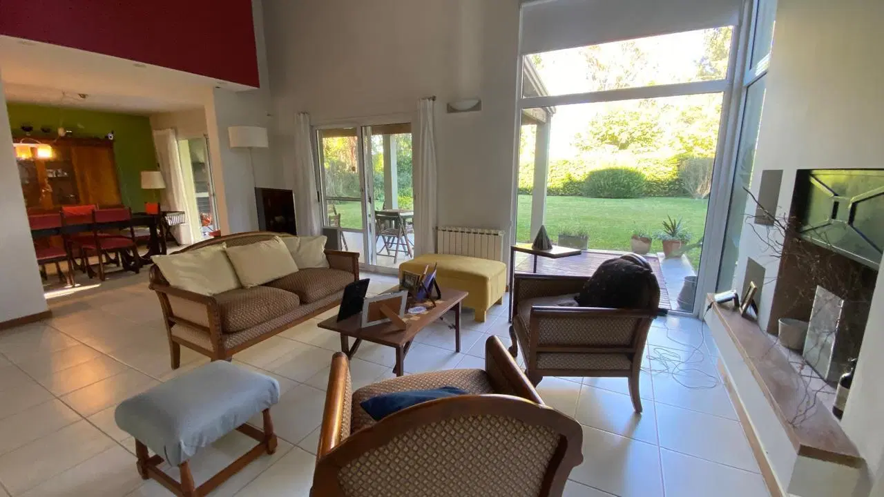 Casa 5 Ambientes en Los Jazmines Pilar del Este. Apta Crédito. Jardín y Galería. 2