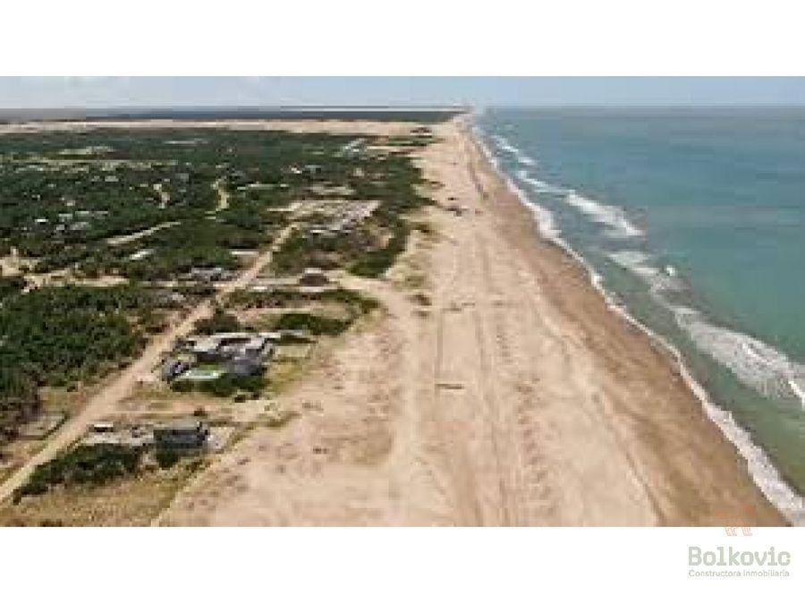 Terreno en venta en el exclusivo barrio Costa Esmeralda