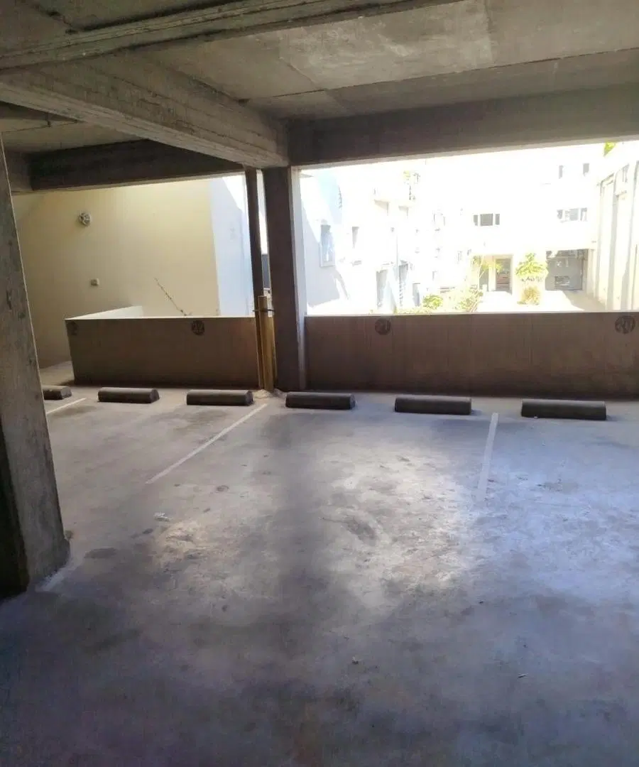 Cochera fija y cubierta en venta en Florida 2
