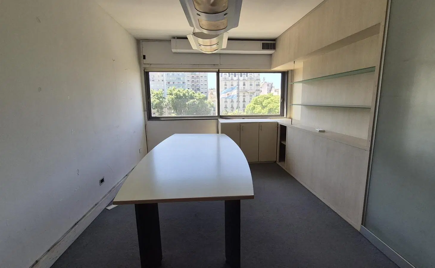 Oficina en VENTA , muchos m2 ,excelente ubicación. Vista a la Plaza! 2