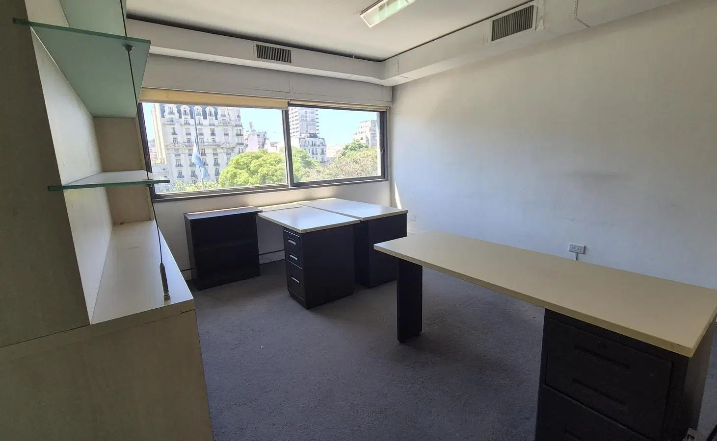 Oficina en VENTA , muchos m2 ,excelente ubicación. Vista a la Plaza! 3