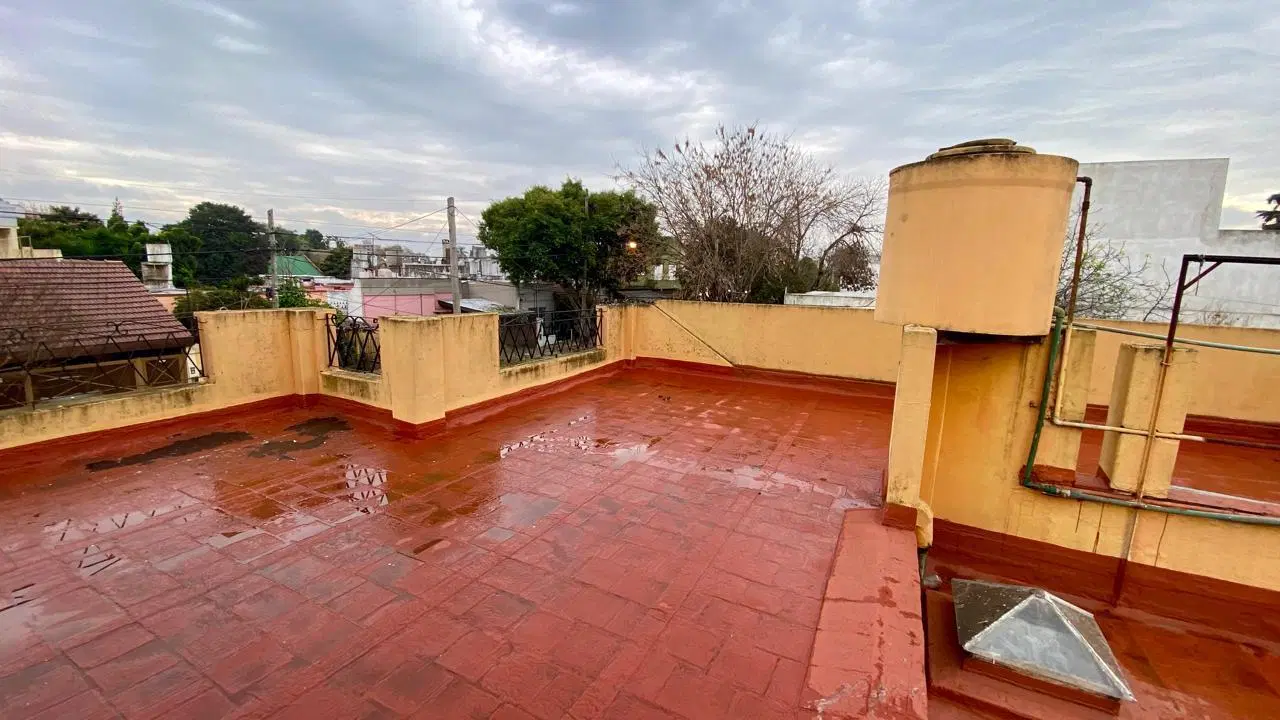 Casa Multifamiliar en lote de 300 m2! 2 Viviendas independientes! Ideal inversión! 1