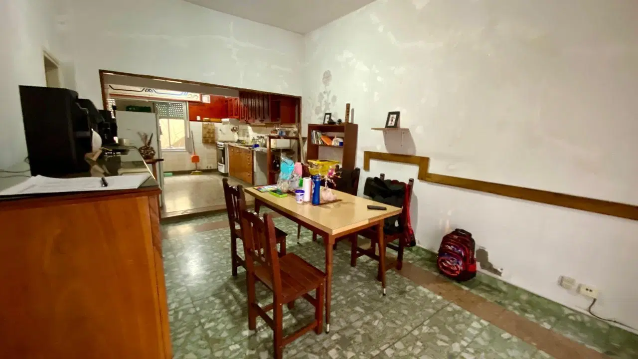 Casa Multifamiliar en lote de 300 m2! 2 Viviendas independientes! Ideal inversión! 4