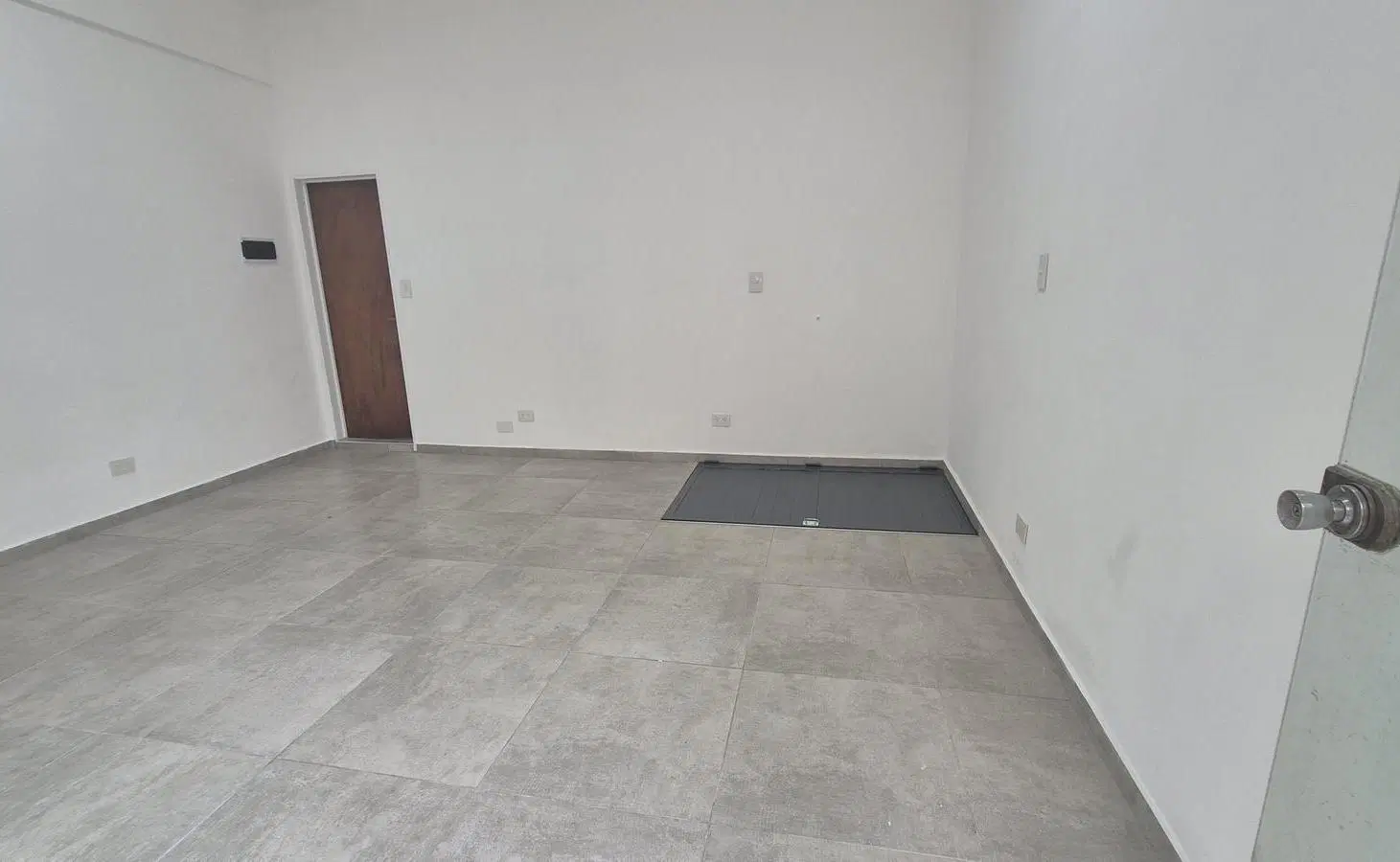 LOCAL reciclado a nuevo en ubicación clave- casi esquina Cuba y Av. Monroe!!! 3