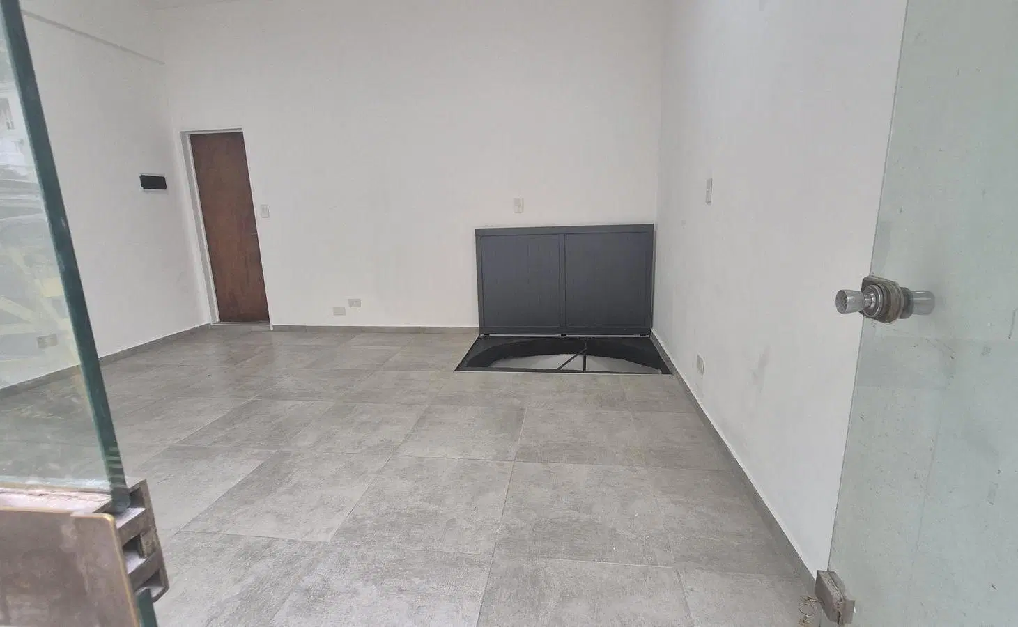 LOCAL reciclado a nuevo en ubicación clave- casi esquina Cuba y Av. Monroe!!! 4