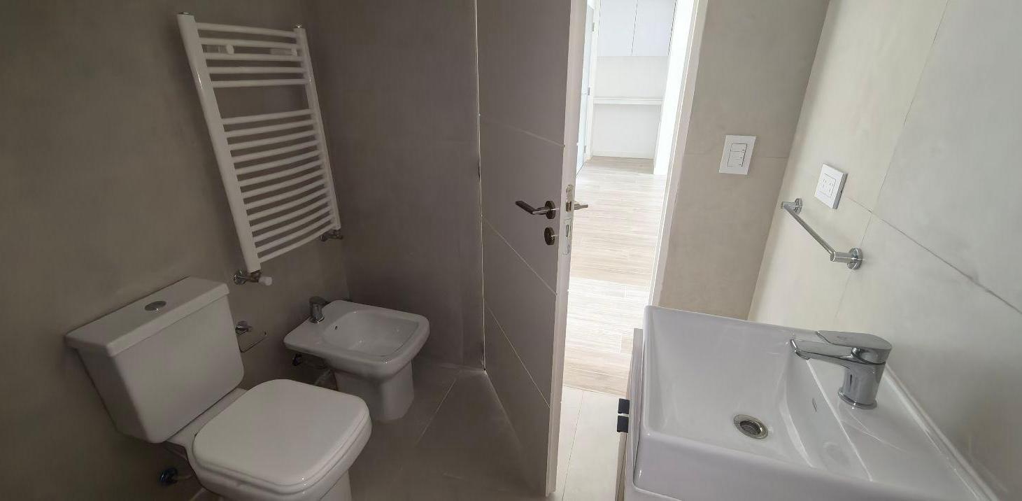 Foto de A estrenar! Impecable departamento con Amenities a pasos de Cabildo., imagen 2