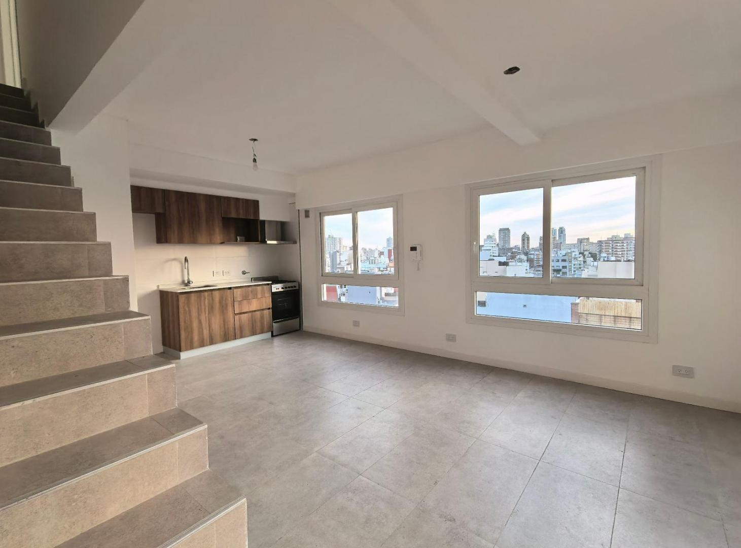 Foto de Duplex de 2 ambientes, súper luminoso, próximo a Parque Centenario, imagen 2