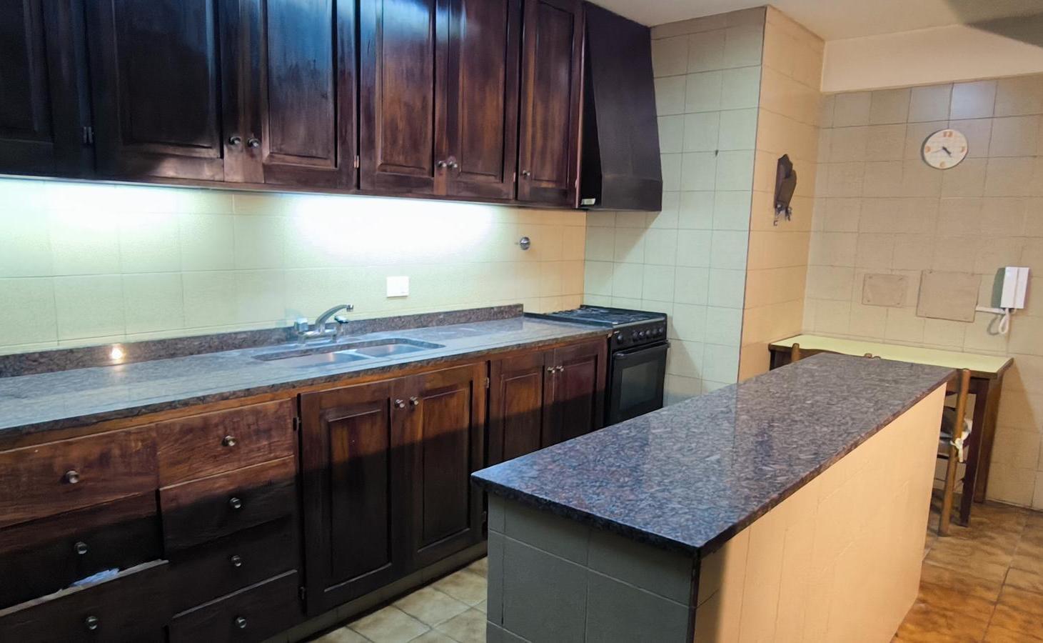 Foto de Impactante casa de 4 dormitorios y 7 ambientes con piscina y cochera, imagen 1