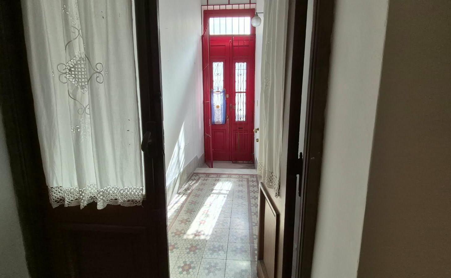 Foto de Excelente PH con patio sobre una calle tranquila a 2 cuadras del subte, imagen 3