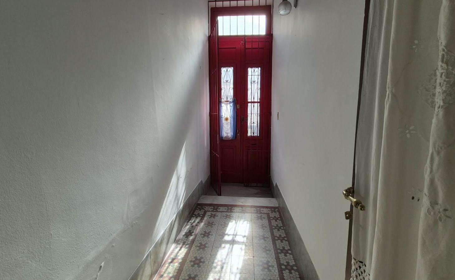 Foto de Excelente PH con patio sobre una calle tranquila a 2 cuadras del subte, imagen 2