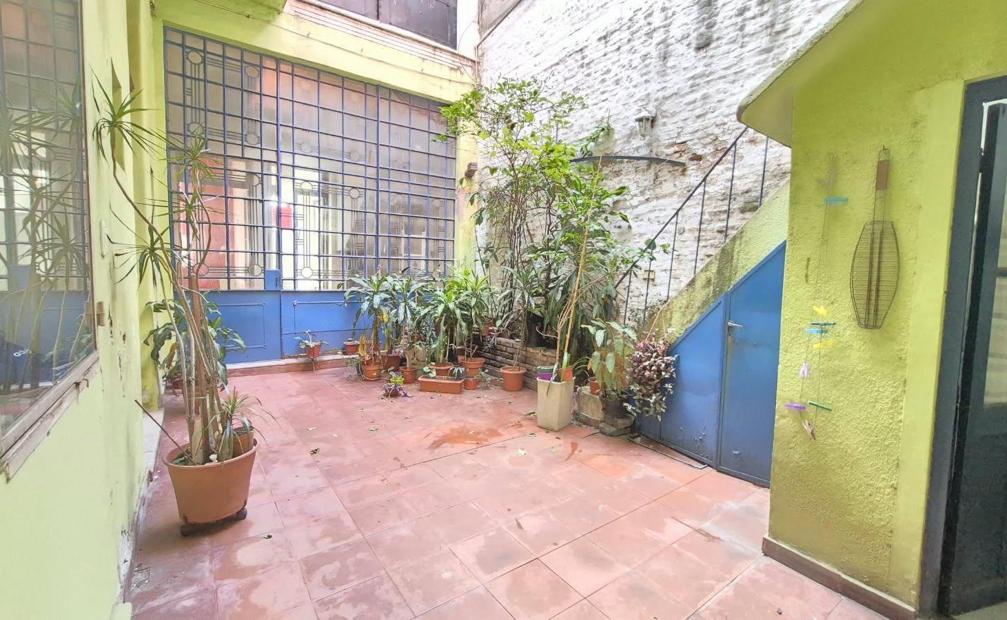 Foto de Excelente PH con patio sobre una calle tranquila a 2 cuadras del subte, imagen 1