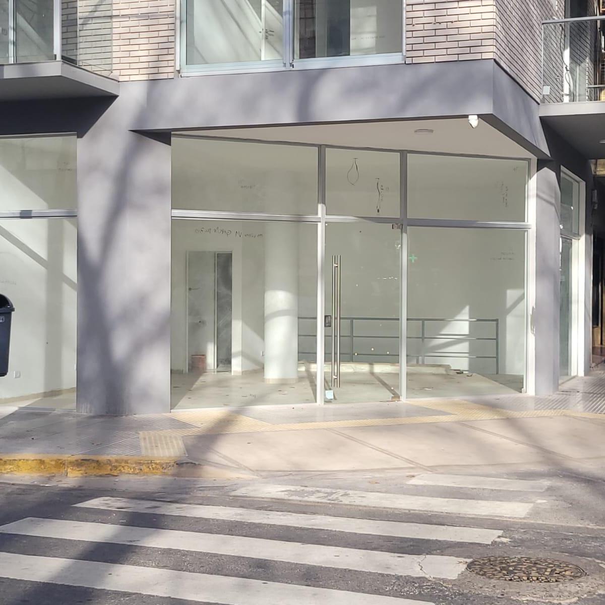Local Comercial Apto Crédito en Excelente Esquina. Venta Directa. 3