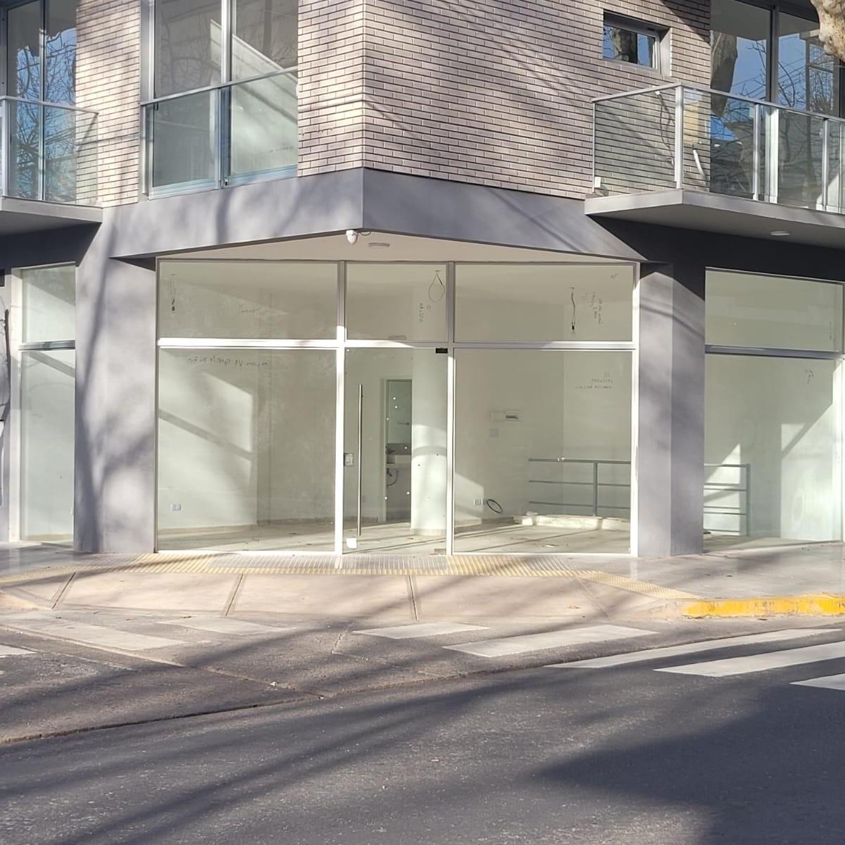 Local Comercial Apto Crédito en Excelente Esquina. Venta Directa. 2