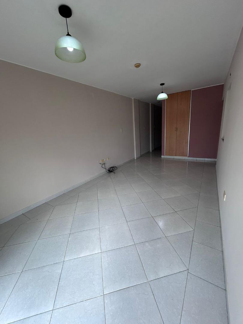 Departamento 1 dormitorio con balcón al frente y cochera