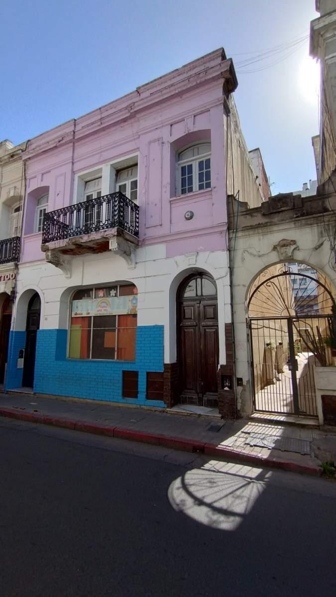 Ideal Para Renta Comercial! Casona de 2 Plantas con Acceso Independiente 3