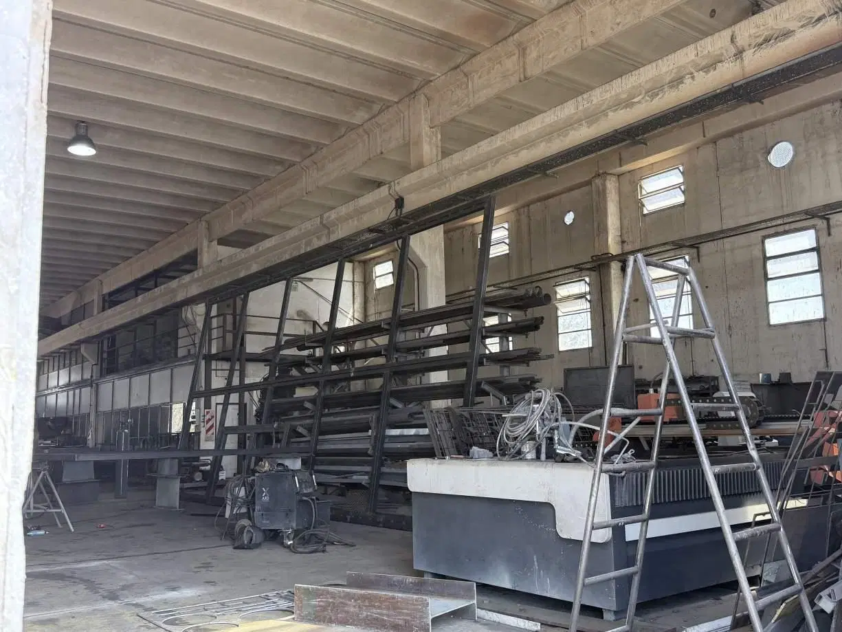 Nave ASTORI de 800m2 con 10.500mts de Terreno en Parque de Malvinas Arg 4
