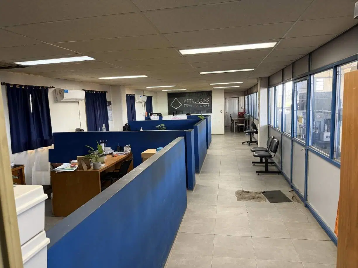 Nave ASTORI de 800m2 con 10.500mts de Terreno en Parque de Malvinas Arg 8