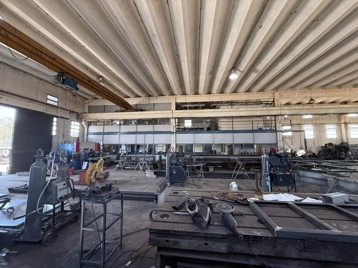 Nave ASTORI de 800m2 con 10.500mts de Terreno en Parque de Malvinas Arg 3