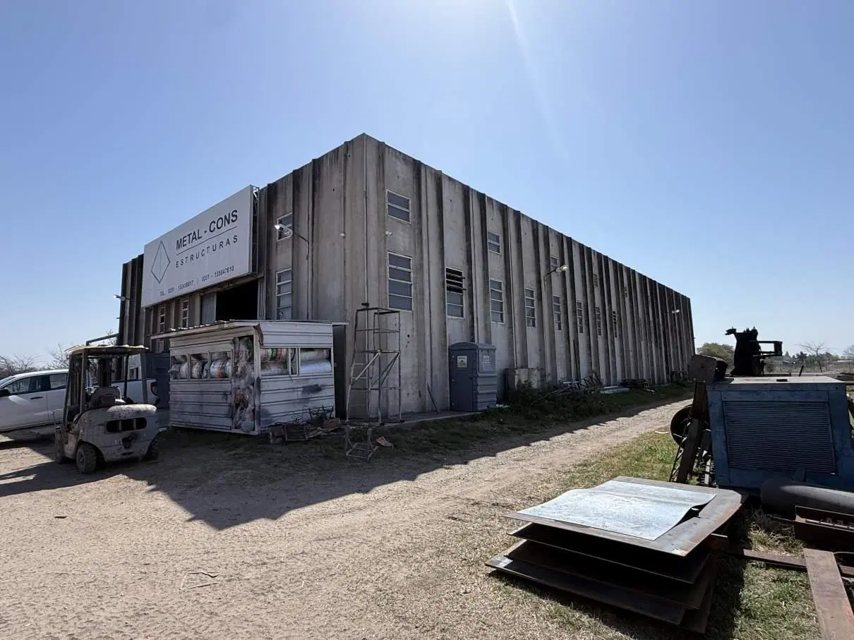 Nave ASTORI de 800m2 con 10.500mts de Terreno en Parque de Malvinas Arg 5