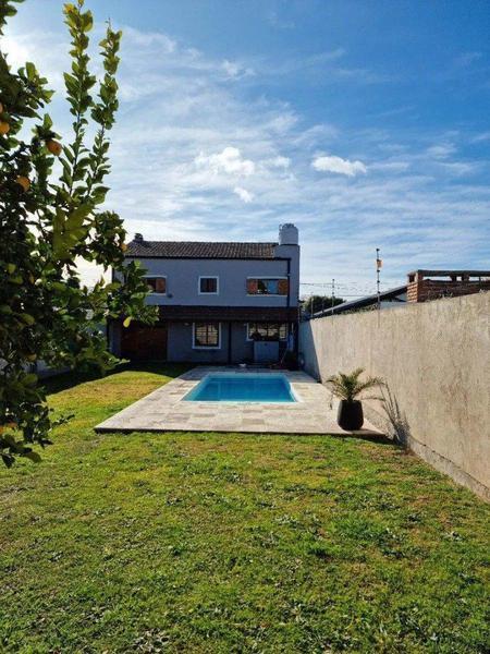 Casa de Cinco Ambientes con Quincho y Piscina 4
