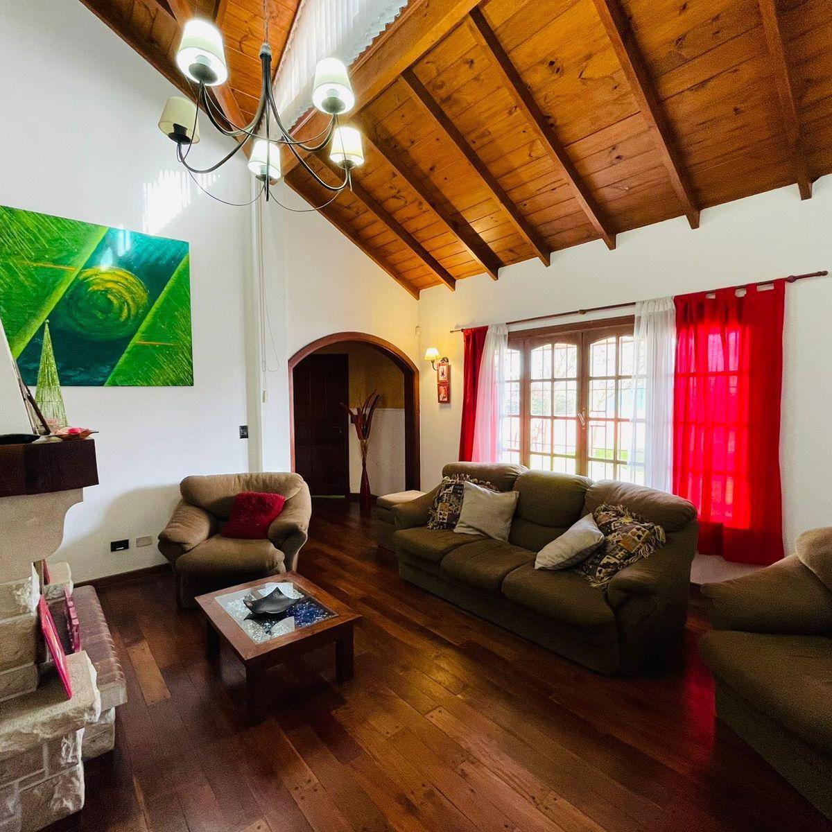 Casa en Gonzalez Chavez 2400 con parque y departamento independiente