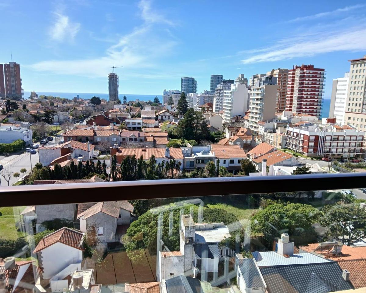 Departamento en Roca 100 de Cuatro Ambientes con Dos Cocheras y Baulera 1