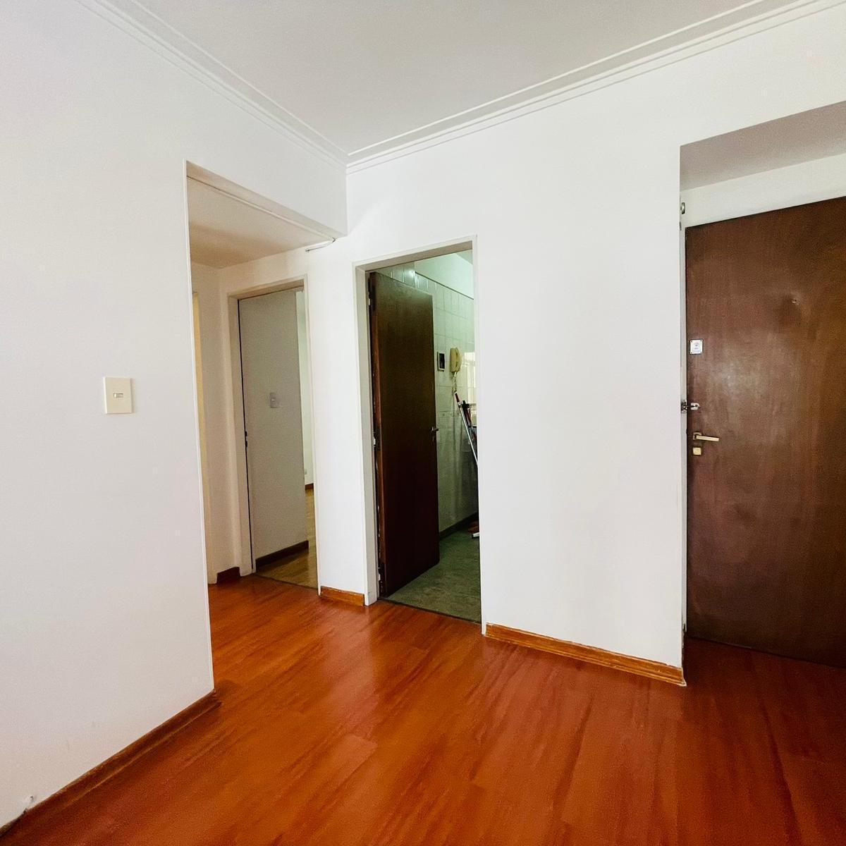 Departamento en Av. Independencia 1000 de tres ambientes con balcon