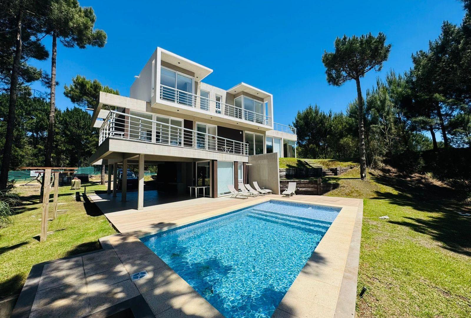 Casa el Barrio Privado Villa Robles de cuatro ambientes con piscina