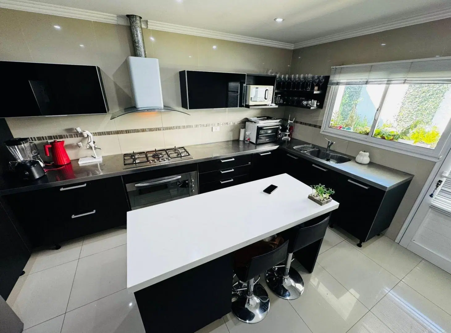 Casa en zona Guemes de cuatro ambientes con piscina 4