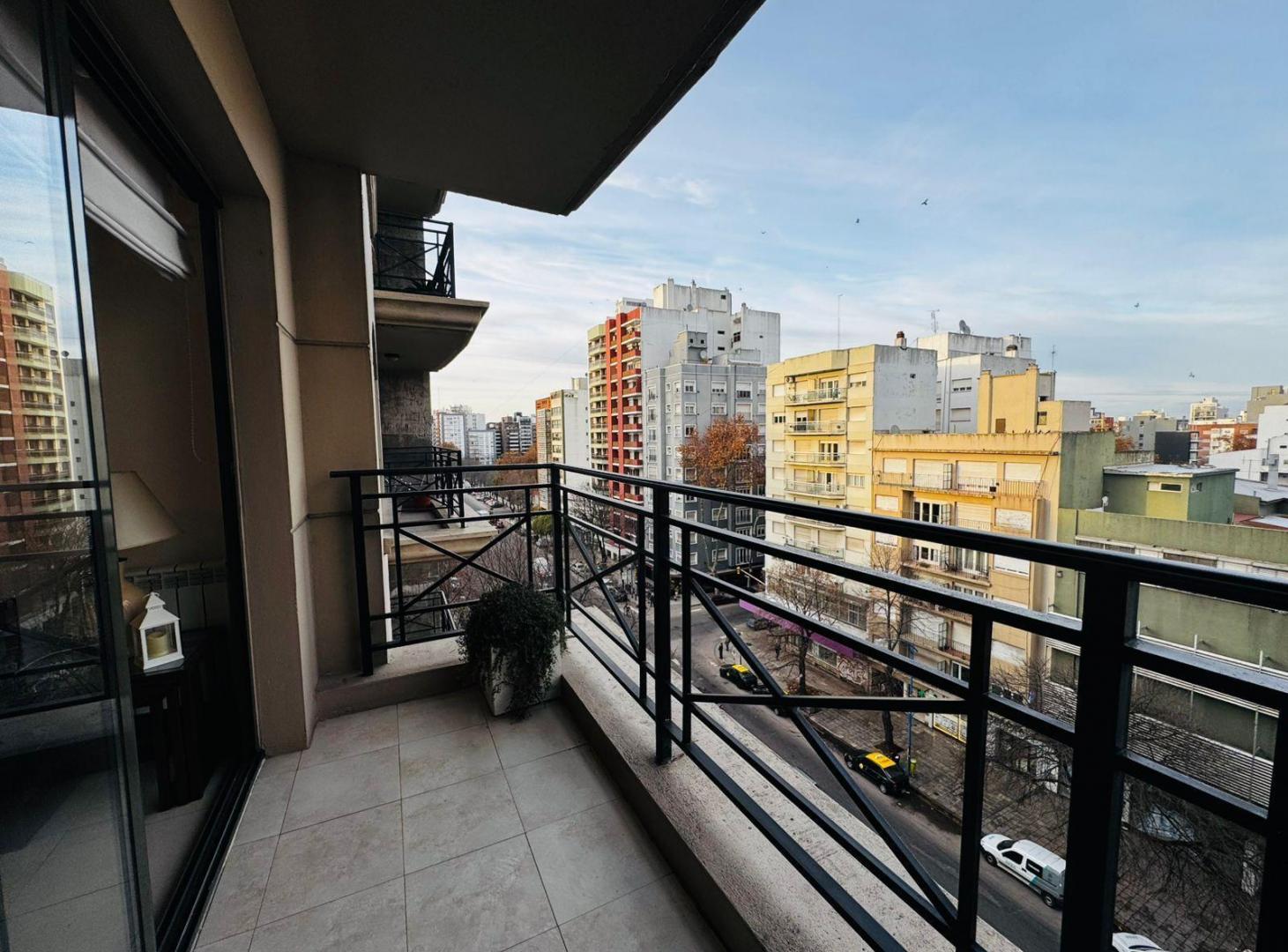 Departamento de tres ambientes con cochera en Av. Colon 3000