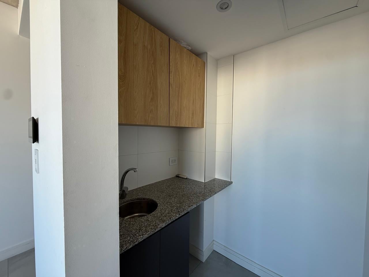 Foto de VENTA MODERNA OFICINA CON COCHERA Y RENTA INCLUIDA - ZONA MACROCENTRO, imagen 3