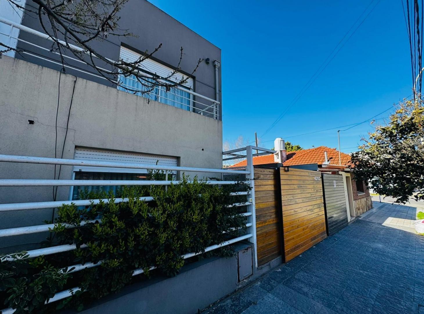 Foto de Duplex de tres ambientes con entrada de auto en Dorrego 4200, imagen 3