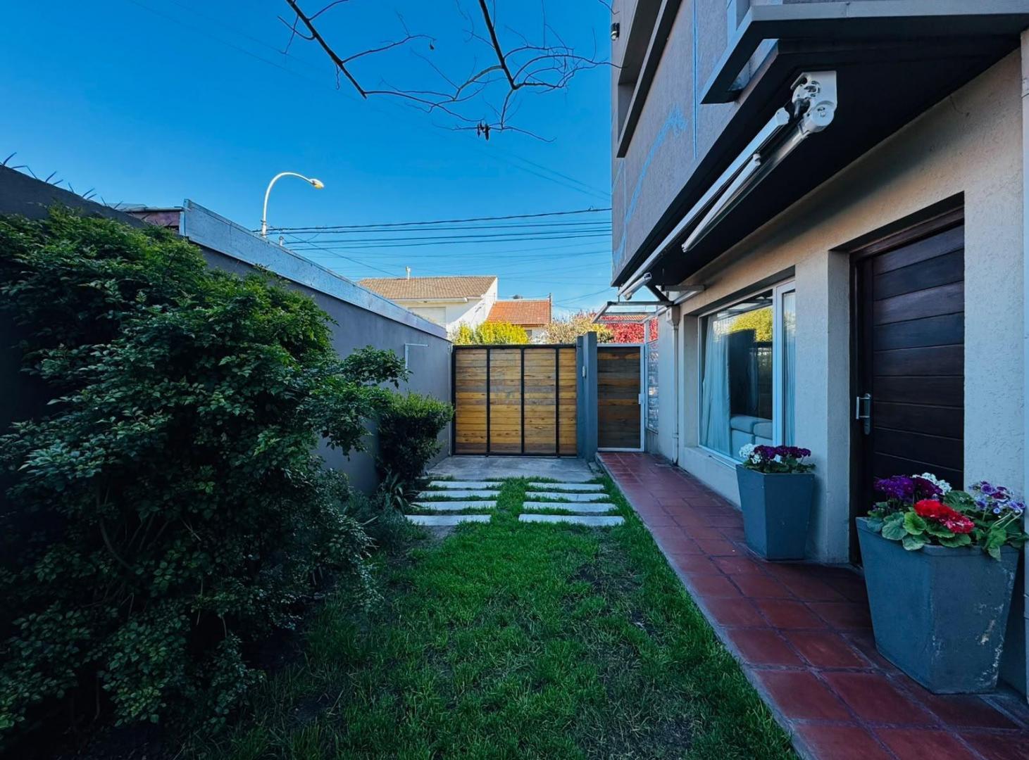 Foto de Duplex de tres ambientes con entrada de auto en Dorrego 4200, imagen 2