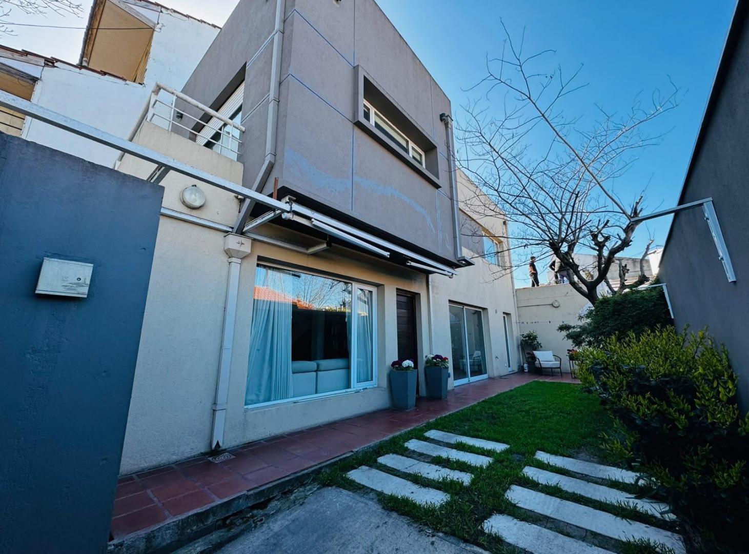Foto de Duplex de tres ambientes con entrada de auto en Dorrego 4200, imagen 1